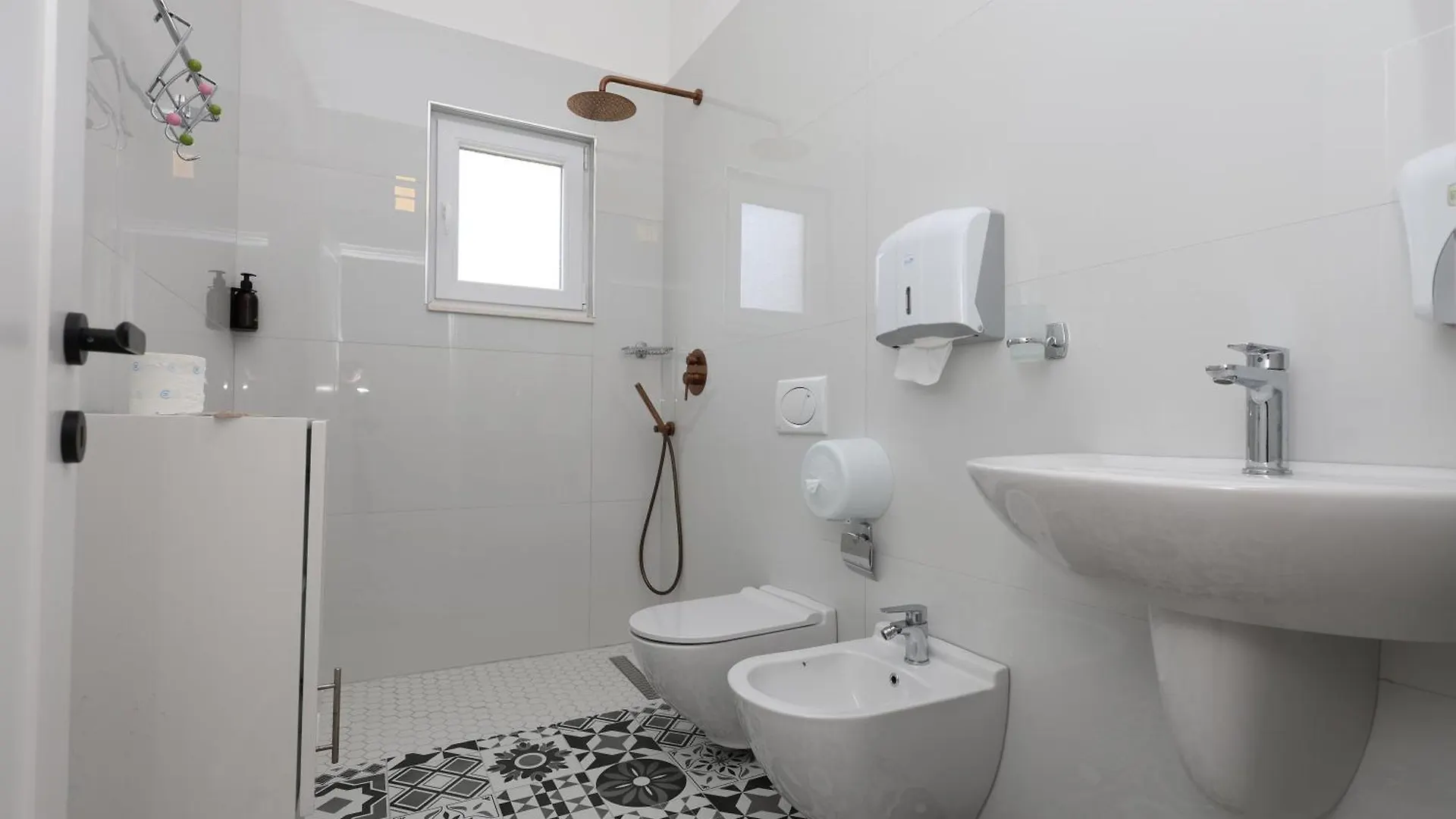 בראט Baza Hostel - Swimming Pool 0*,  אלבניה