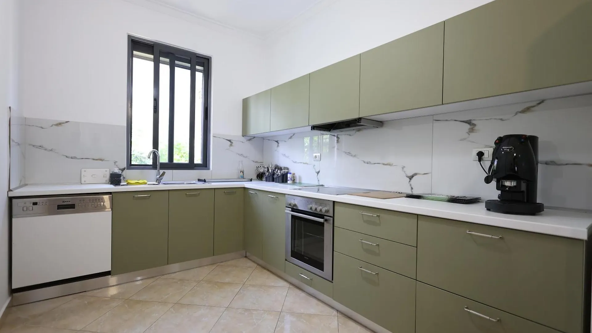 בראט Baza Hostel - Swimming Pool 0*,  אלבניה
