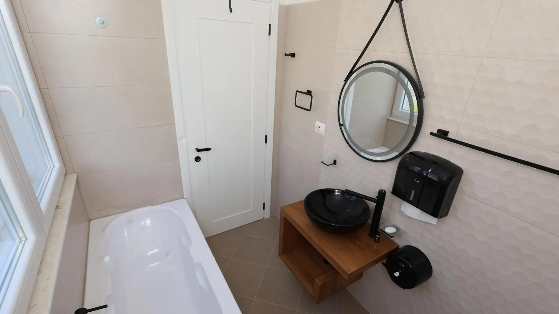 בראט Baza Hostel - Swimming Pool אלבניה