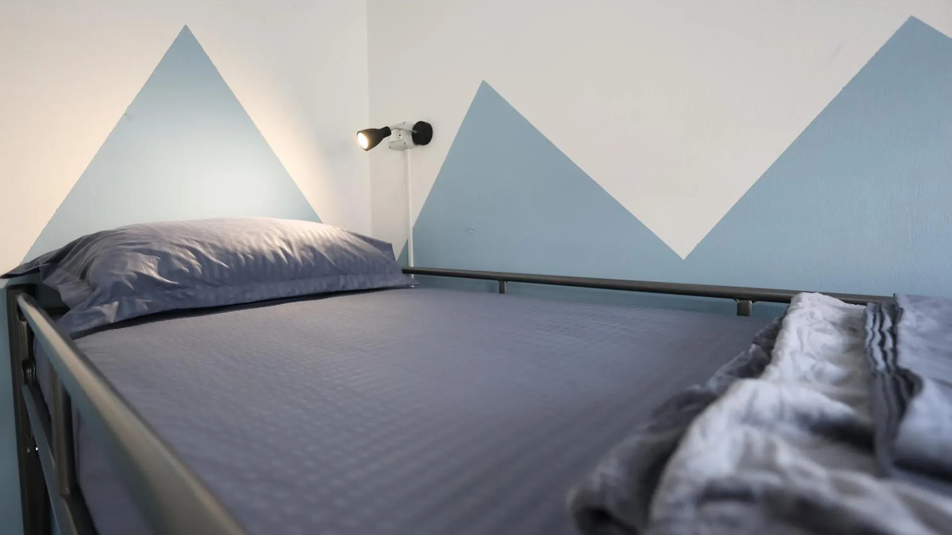 בראט Baza Hostel - Swimming Pool 0*,  אלבניה