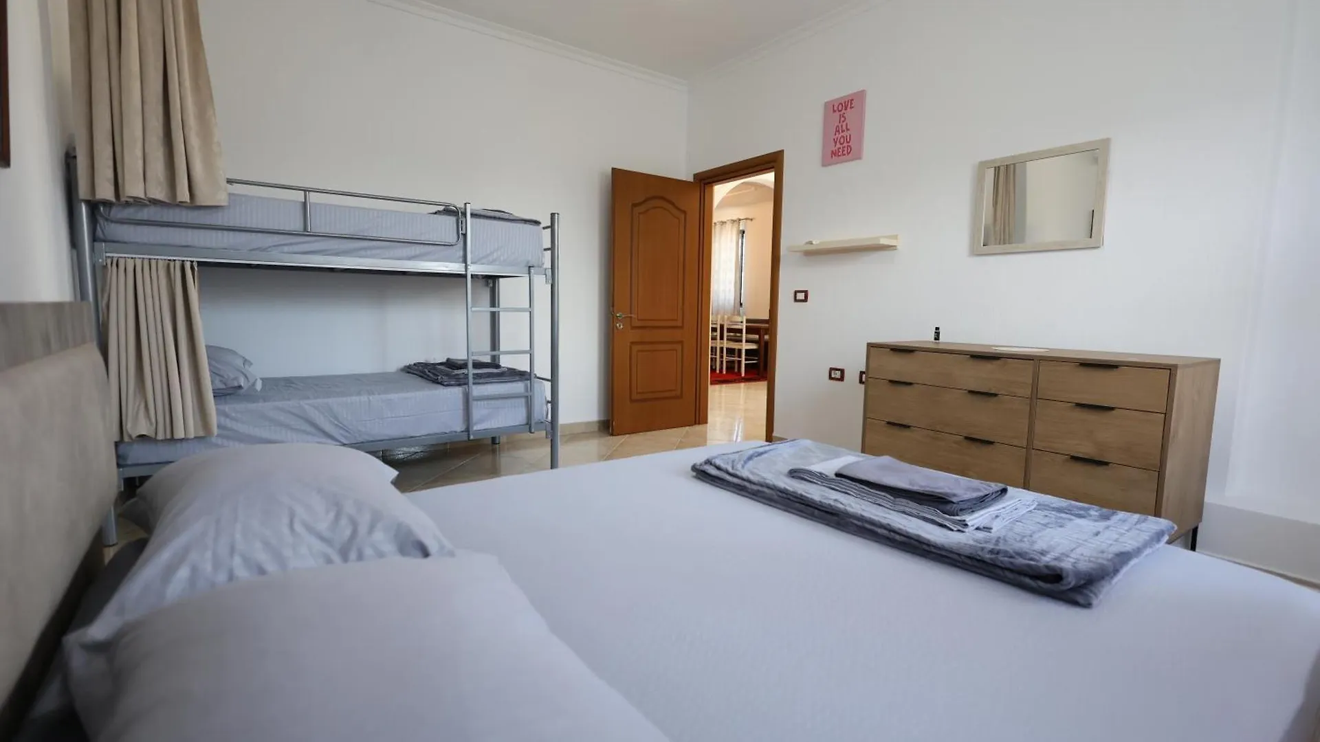 בראט Baza Hostel - Swimming Pool אלבניה