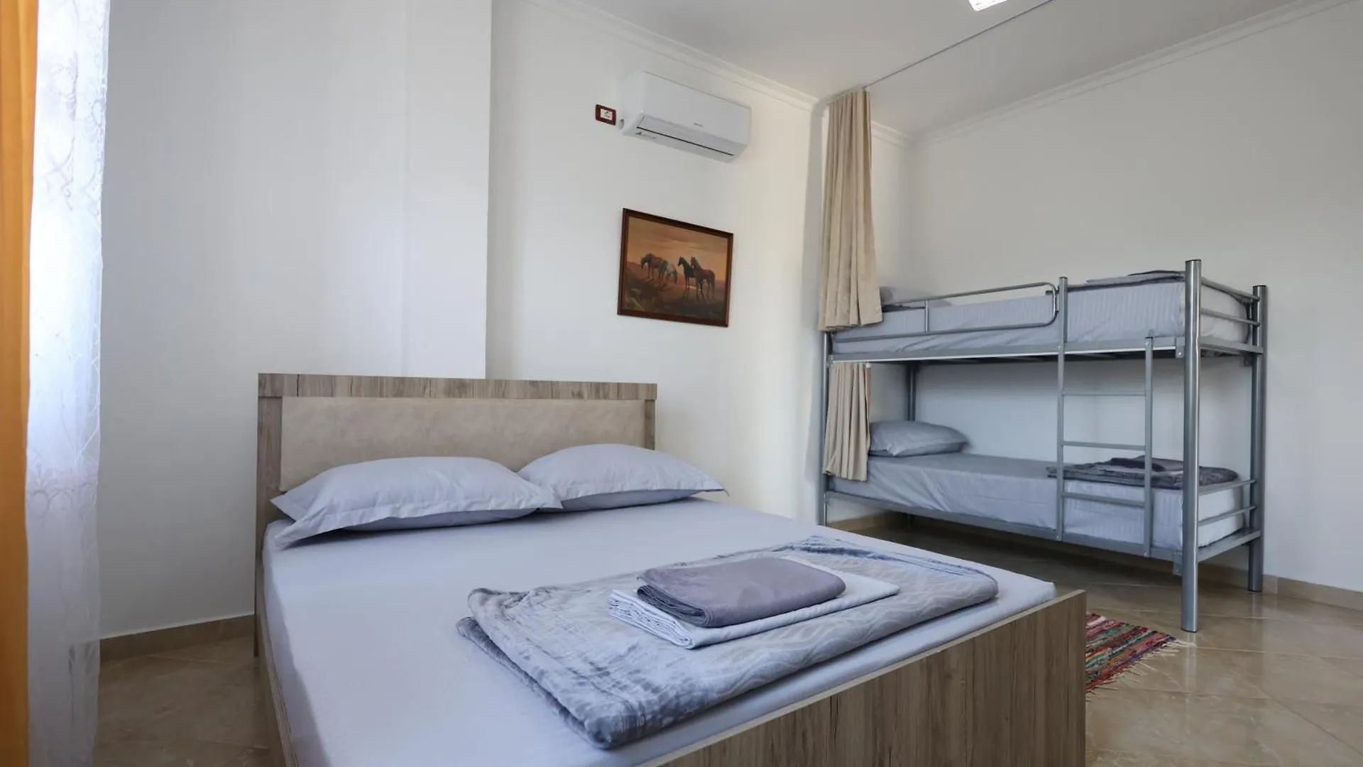 Baza Hostel - Swimming Pool 培拉特 0*,  阿尔巴尼亚